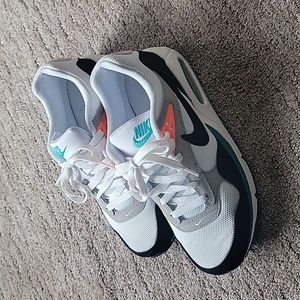 Like new womens Nike air correlate